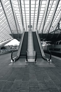 Shopping cart escalator pe? Kya hoga?