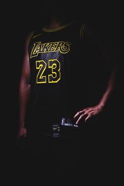 lebron teases fan who makes a low blow about his hair