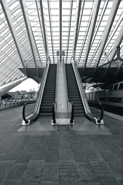 Shopping cart escalator pe? Kya hoga?