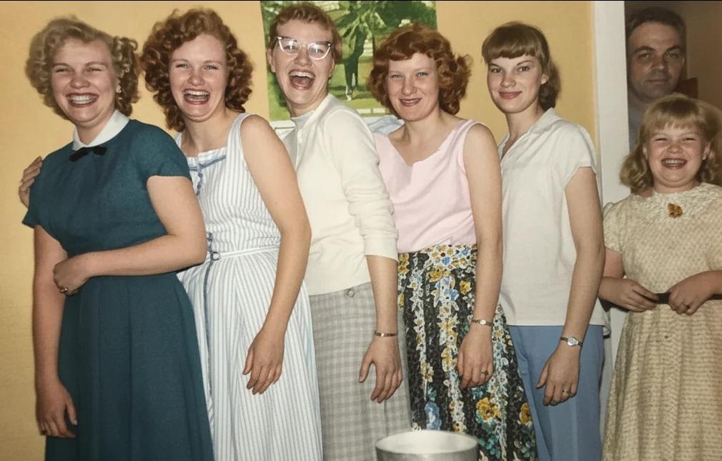 6 sisters photobombed by a mischievous dad
