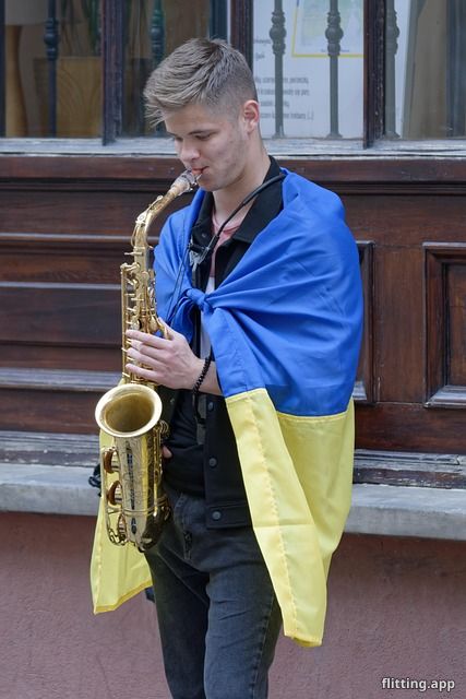 Ukraine's president says he has no obligation to give up land